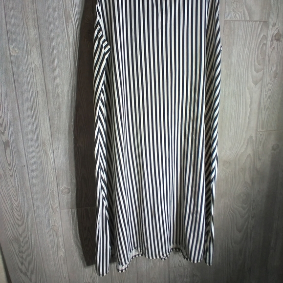 Jamie & Layla plus dress - Picture 7 of 7